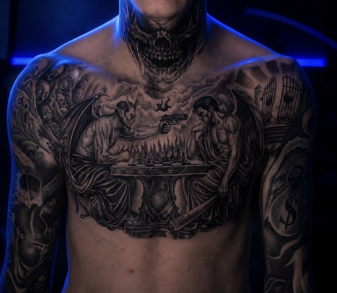 Black-and-Grey-Tattoo auf der Brust: Teufel und Engel beim Schachspiel, darüber ein Totenkopf am Hals